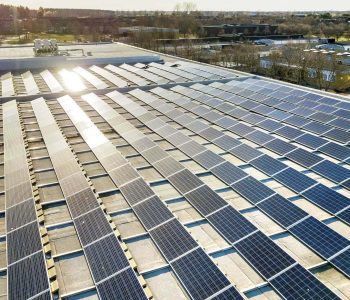 O3_commercial-solar-panels-in-rows-on-top-of-buildings
